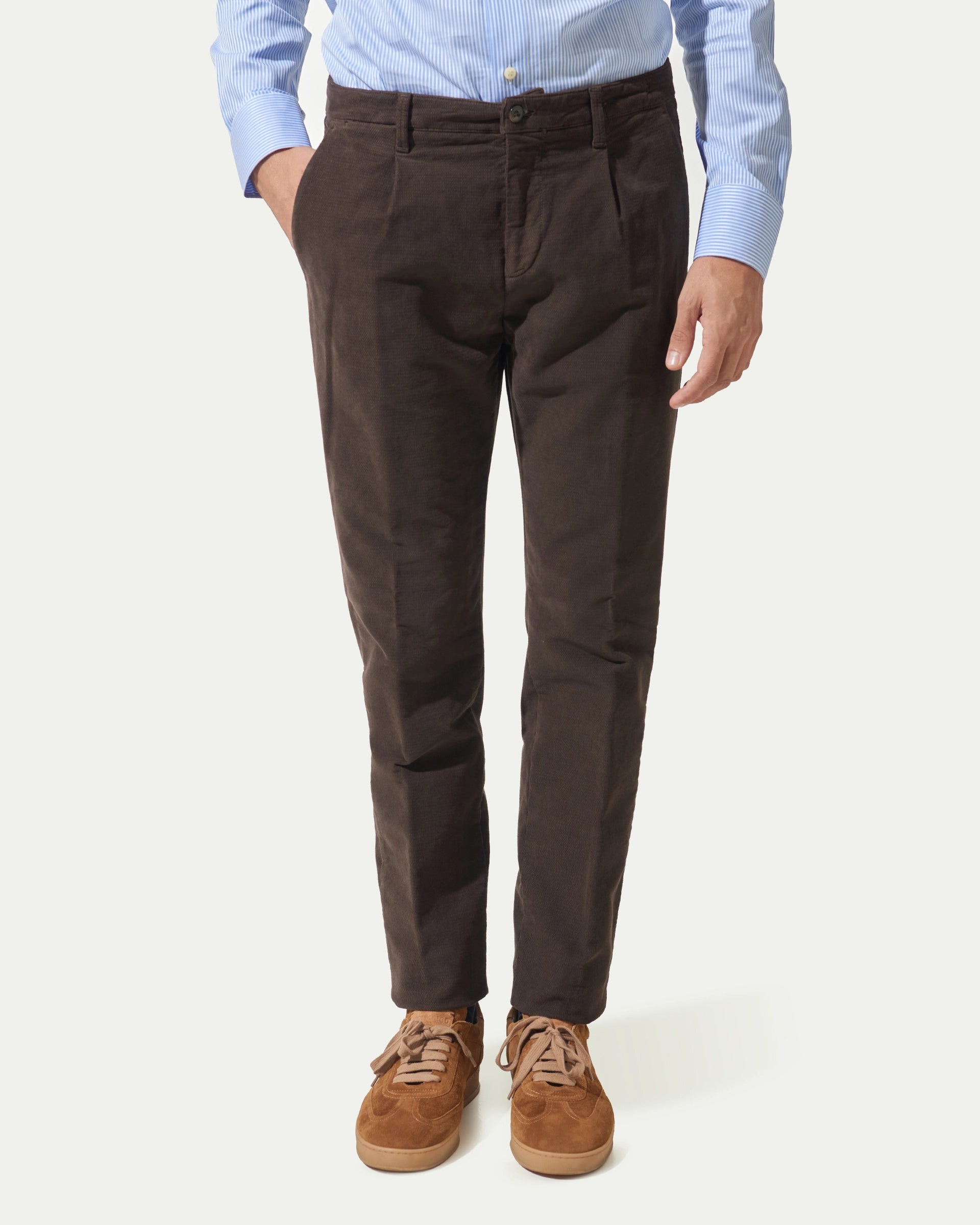 Brown trousers with pleats in stretch textured velvet