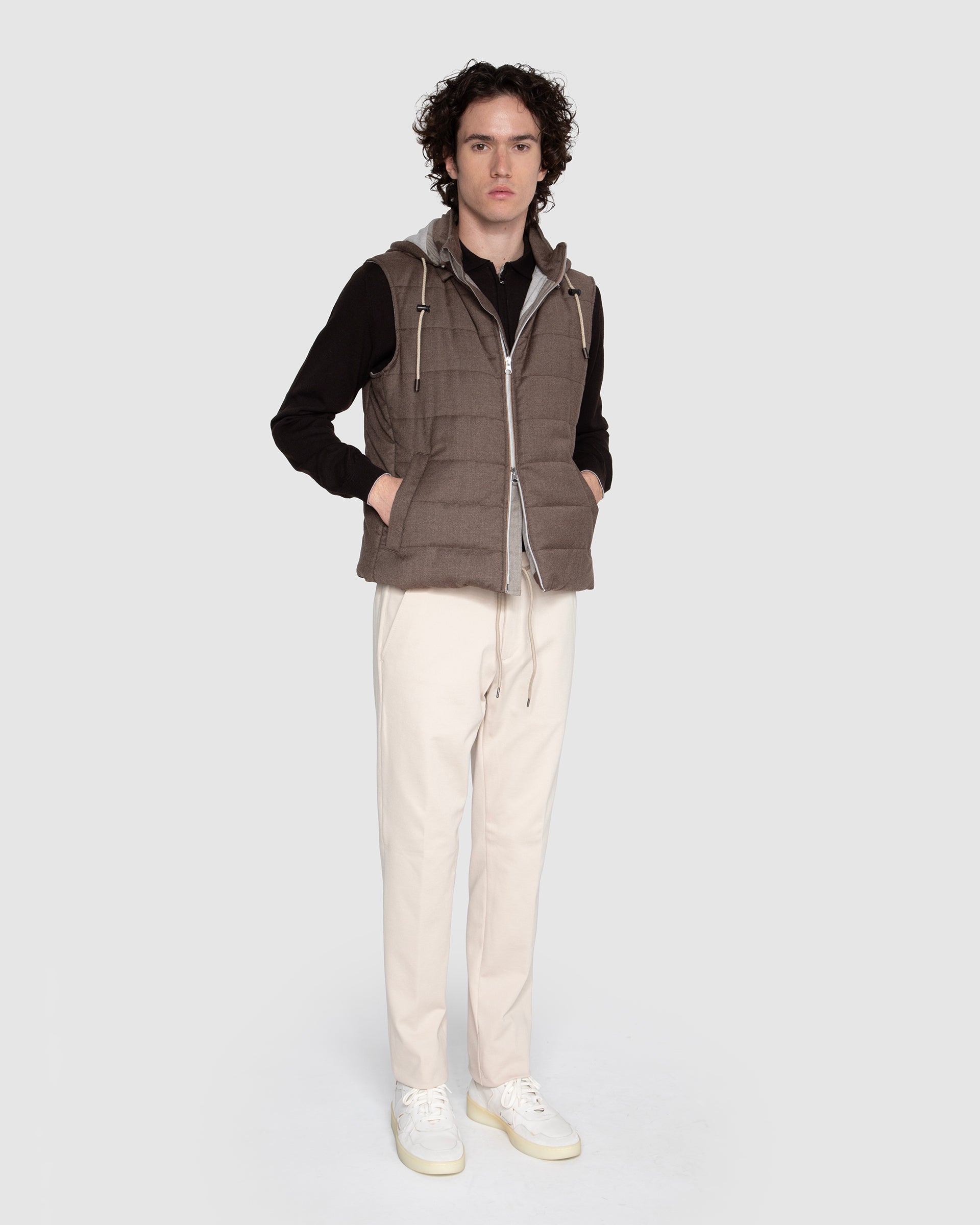 Gilet imbottito con cappuccio tabacco