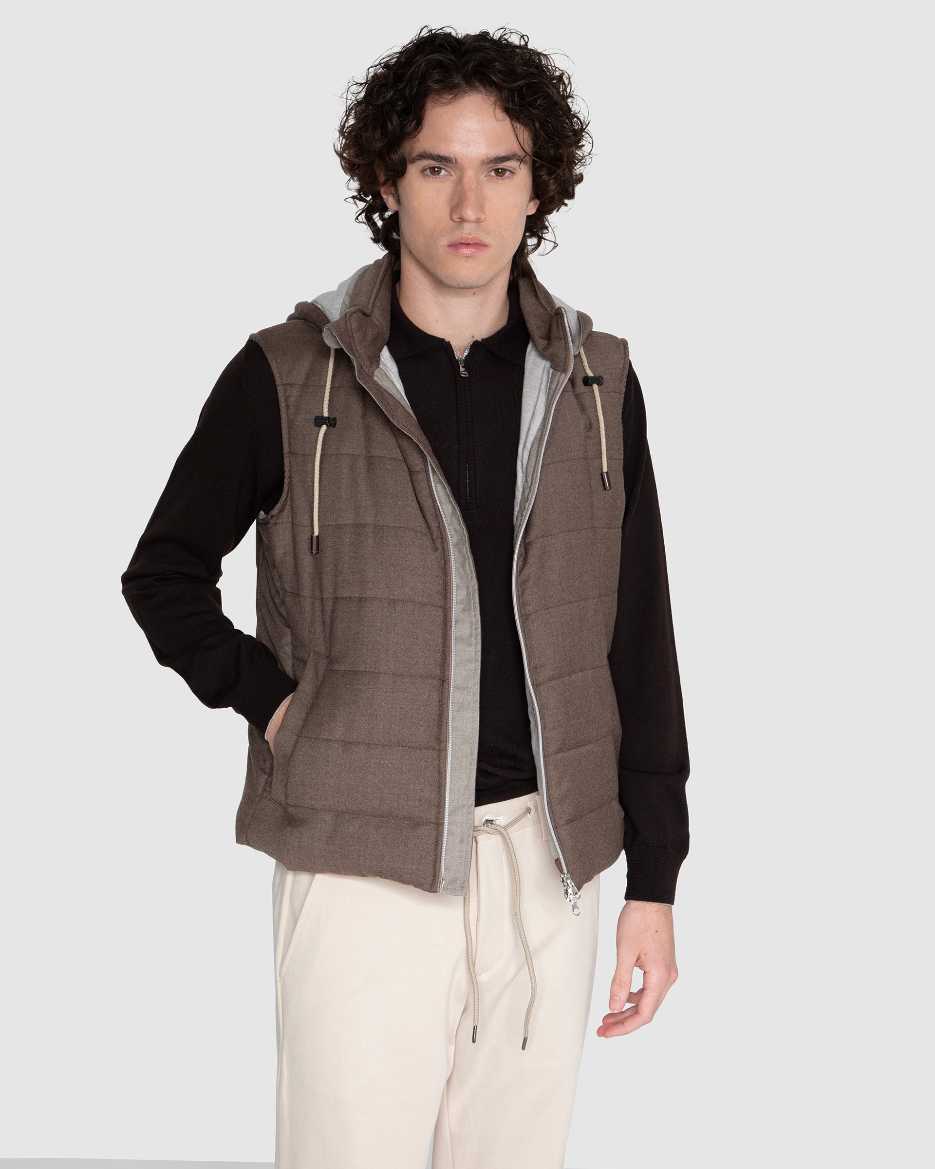 Gilet imbottito con cappuccio tabacco